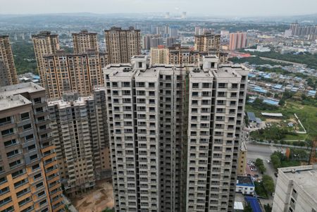 中国は早ければ今月中に５兆ドル超の住宅ローンの金利を引き下げる見通しだとブルームバーグ・ニュースが関係者の話として１２日報じた。写真は未完成の集合住宅。陝西省銅川市で２０２３年９月撮影（２０２４年　ロイター／Xiaoyu Yin）