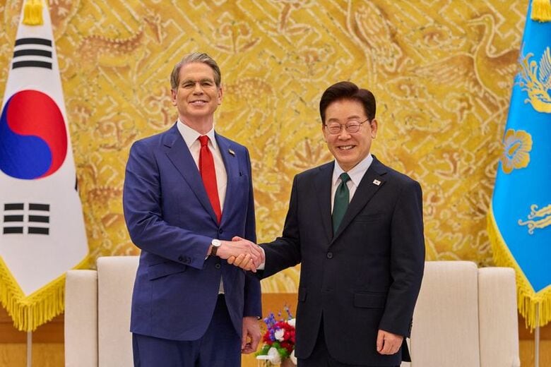 写真はベ​セント米財務‌長官（左）と韓国の李在明大統領（右）。5月13日、ソウルで撮影。 韓国大統領府/聯合ニュース提供。REUTERS
