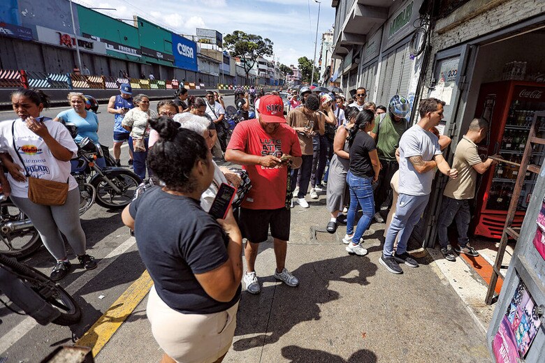 米軍の攻撃の翌朝、首都カラカスのスーパーで列に並ぶ市民（1月3日）　PEDRO MATTEYｰANADOLU/GETTY IMAGES