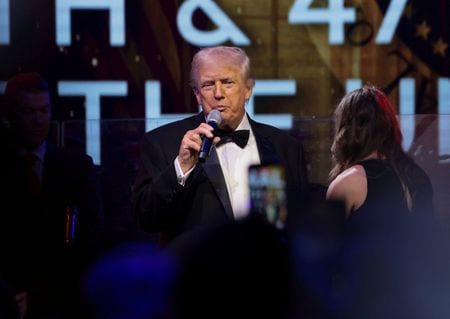 　１月１日、トランプ米大統領は、ウォール・ストリート・ジャーナル（ＷＳＪ）とのインタビューで、医師の推奨を上回る量のアスピリンを毎日服用していることを明らかにした。写真は、米フロリダ州パームビーチにある自身の別荘マールアラーゴで大晦日のパーティーが開催された日にスピーチを行うトランプ米大統領。２０２５年１２月撮影（２０２６年　ロイター/Jonathan Ernst）