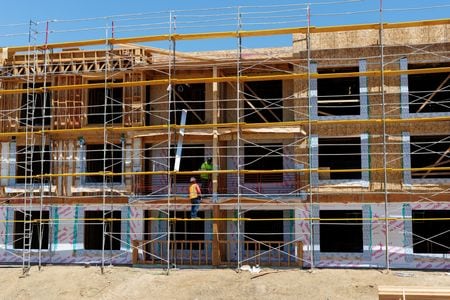 米商務省が２日発表した７月の建設支出（季節調整済み）は年率換算で前月比０．１％減少し、エコノミスト予想と一致した。写真はカリフォルニア州エンシニータスで７月撮影（２０２５年　ロイター/Mike Blake）