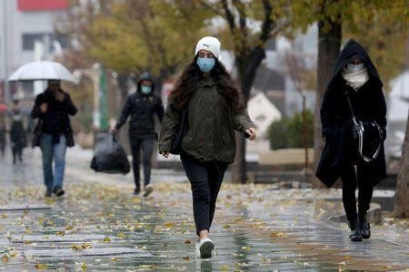 イラン政府は２６日、米国の対イラン制裁が新型コロナウイルスのパンデミック（世界的大流行）対策を妨害していると述べ、バイデン米大統領に対イラン制裁を解除するように求めた。テヘランで昨年１２月撮影（２０２１年　ロイター/WANA NEWS AGENCY）