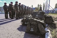 兵士の「戦死」で大儲けする女たち...ロシア社会を揺るがす「ブラックウィドウ」とは？