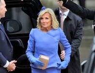 「アメリカに無礼」──戴冠式での「黄色と青」を批判された、ジル・バイデン米大統領夫人と孫娘