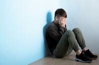 スマホが若者のうつ症状を増やしている（かもしれない）理由