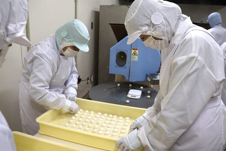 チビちゃん丸もちの製造風景