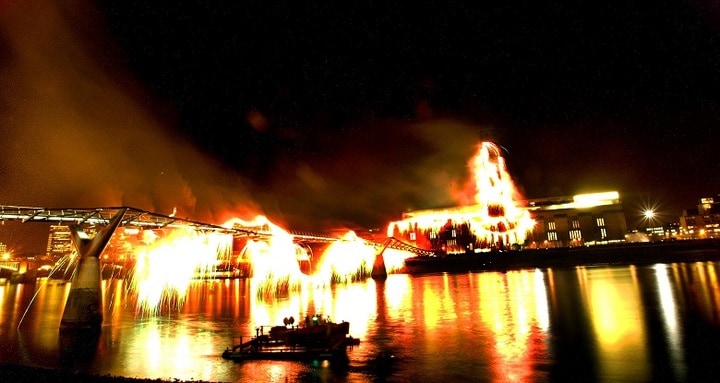 独創的な「火薬絵画」や「火薬パフォーマンス」によって広く知られる蔡國強（2003年にロンドンのテート・モダンで行われた『葉公好――テート・モダンのための爆発プロジェクト』より） 　Kieran Doherty-REUTERS