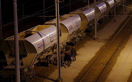 列車でトンネルを渡ろうと線路内に入る難民たち　Juan Medina-REUTERS