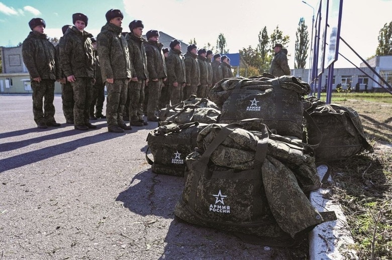 徴兵され危険な前線に送られていく兵士たち（ロストフ州、今年10月）　SERGEY PIVOVAROVーREUTERS