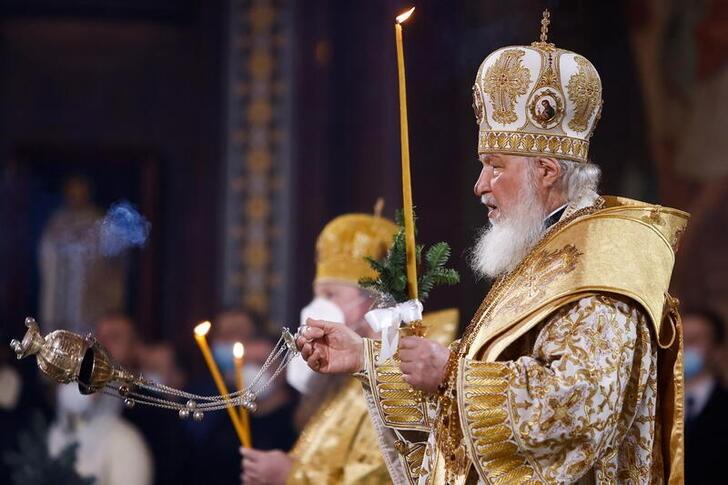 ロシア正教会のキリル総主教（写真）が、ロシアによるウクライナ侵攻に高らかな祝福を与えたことで、世界中の正教会は分裂の危機に陥り、専門家から見ても前代未聞の反乱が正教会内部で生じている。写真はモスクワで2022年1月撮影（2022年　ロイター／Maxim Shemetov）