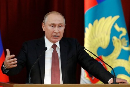 　７月２０日、プーチン・ロシア大統領は、定年の年齢引き上げ計画を見直す方針を明らかにした。会見する同大統領。１９日にモスクワで撮影(２０１８年　ロイター／Sergei Karpukhin)
