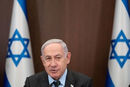 イスラエル首相府は２０日、ネタニヤフ首相が今月末にトルコを公式訪問し、トルコのエルドアン大統領と会談すると発表した。写真は７月１７日、エルサレムの首相府で閣議を開くネタニヤフ首相（２０２３年　ロイター／Ohad Zwigenberg/Pool via REUTERS）