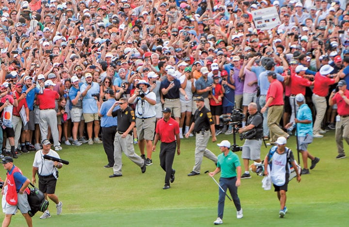 復活したウッズの18番ホールを見守る大観衆　Chris Condon-PGA Tour/GETTY IMAGES