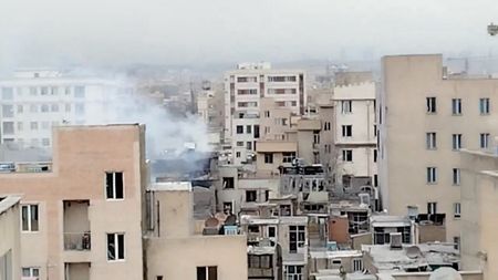 イラン・テヘランで、攻撃を受けたとされる建物から上る煙。3月11日にＳＮＳに投稿された動画から抜粋。Social Media/via REUTERS