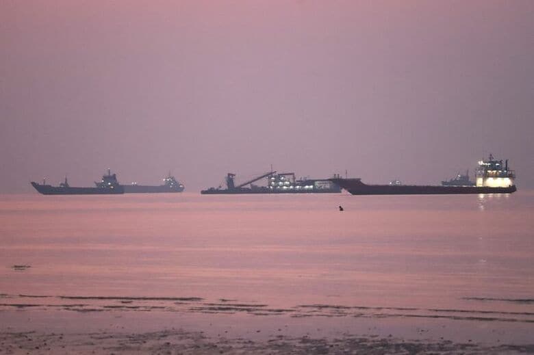 写真はホルムズ海峡の船舶。9月28日、イランのバンダル・アッバスのビーチで撮影。Amirhosein Khorgooi/ISNA/via WANA (West Asia News Agency) via REUTERS
