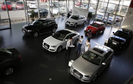 　１月１２日、中国汽車工業協会（ＣＡＡＭ）は、２０１６年の中国自動車販売が１３．７％増加したと発表した。小型エンジン車の減税効果などで２０１５年の４．７％増から伸びが加速し、２０１３年以来の高い伸びを記録した。写真は上海のカーディーラーを訪れる顧客。２０１４年９月撮影（２０１７年　ロイター／ Carlos Barria）