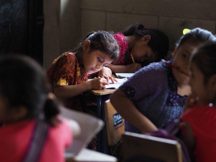 バハベラパス県プルラ中心地から車をさらに2時間走らせた山奥の学校。女の子たちが通いやすいよう、男女別のトイレを作るなどの環境改善が図られている（撮影：安田菜津紀）