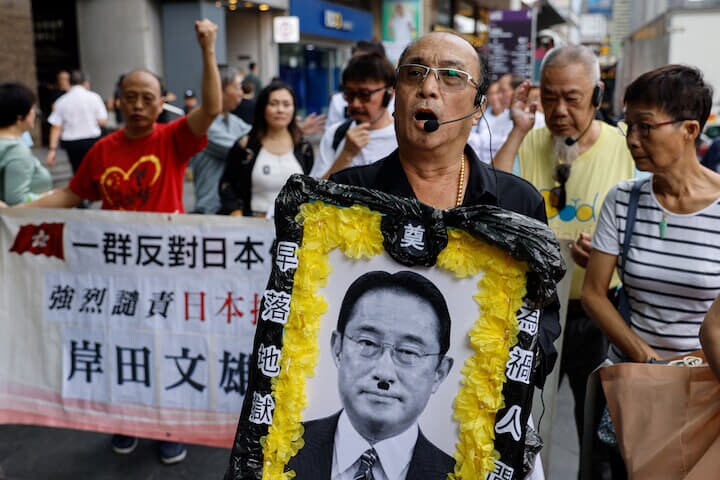 香港で福島第一原発の処理水排出に抗議する人たち（8月24日）Tyrone SiuーREUTERS