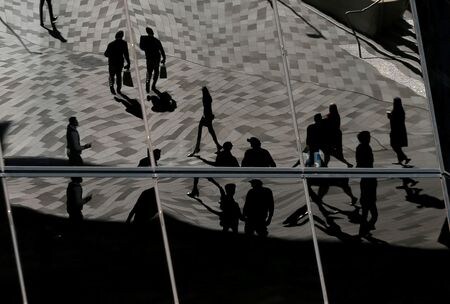 　６月２６日、オーストラリア連邦統計局が発表した３─５月の求人件数は、前期比２．９％増加し、１２─２月の４．３％減を一部相殺した。写真は、豪シドニーのバランガルーでオフィスビルの窓に映る人々。２０１７年５月撮影（２０２５年　ロイター/Jason Reed）
