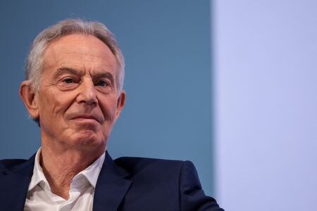 　英紙フィナンシャル・タイムズ（ＦＴ）は２５日、複数の関係者の話として、トランプ米政権が策定中の和平計画の下で、英国のブレア元首相（写真）が戦後のパレスチナ自治区ガザの運営で重要な役割を担うことを目指していると報じた。ロンドンで昨年７月撮影（２０２５年　ロイター/Claudia Greco）