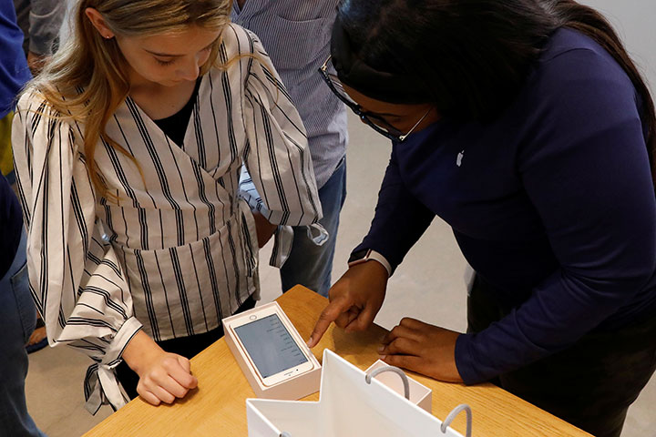 ニューヨーク5番街のアップルストアで発売されたばかりのiPhone8を手に入れた女性　Brendan McDermid-REUTERS