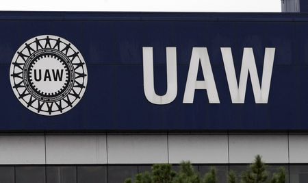 　２月６日、全米自動車労働組合（ＵＡＷ）は、ドイツ自動車大手フォルクスワーゲン（ＶＷ）のテネシー州チャタヌーガ工場における従業員の過半数が組合加入カードに署名したと発表した。写真はＵＡＷのロゴ。ミシガン州 デトロイトで２０１１年９月撮影（２０２４　ロイター／Rebecca Cook）