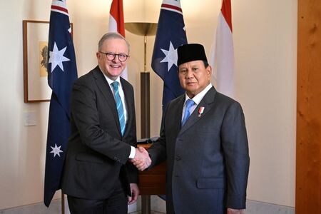 ８月２０日、オーストラリアのアルバニージー首相（左）はインドネシアと条約レベルの防衛協力協定に合意したと発表した。両国の軍隊が相手の国から活動することが可能になる。写真はインドネシアのプラボウォ次期大統領との会談で撮影。ＡＡＰ通信提供（２０２４年　ロイター）