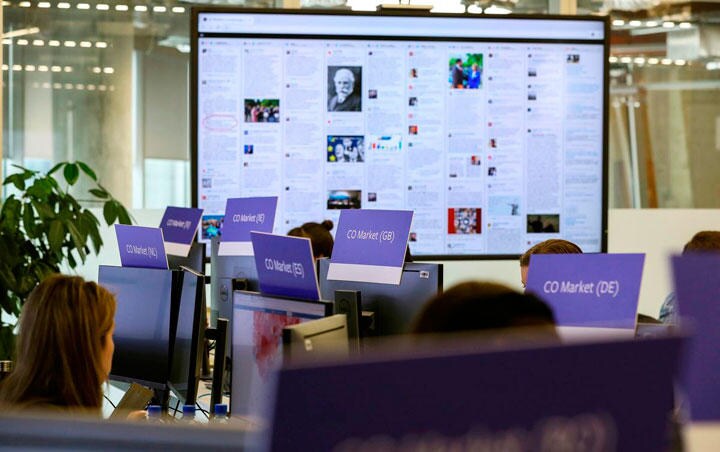 7月11日、欧州連合（EU）は米フェイスブックなどのソーシャルメディア（SNS）に対し、「フェイク（偽）ニュース」対策の強化を迫っている。写真はダブリンのフェイスブック社内に設置された選挙対策オペレーションセンター（2019年　ロイター/Lorraine O\'Sullivan）