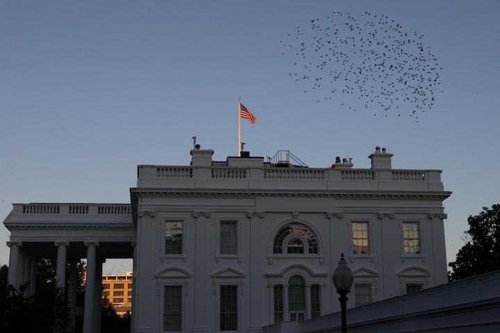 新型コロナウイルスの集団感染で人が減ったホワイトハウス（10月8日）　 Jonathan Ernst-REUTERS