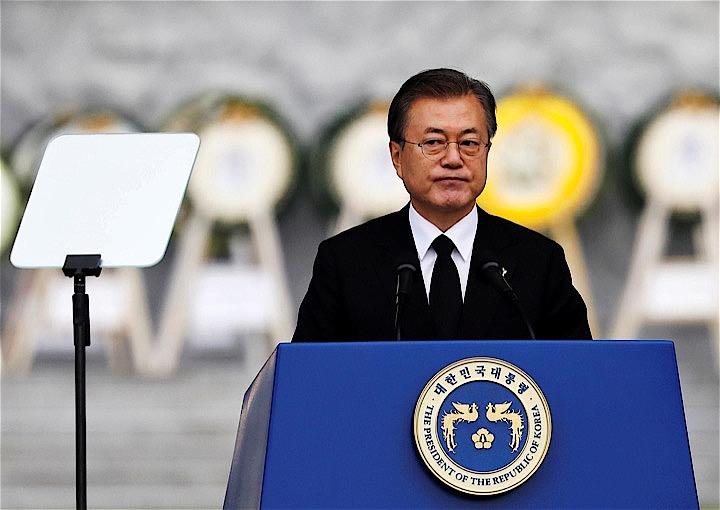 韓国の文在寅（ムン・ジェイン）大統領（写真）は、半導体材料を対象にした日本の対韓輸出規制強化は産業的な優位性を武器に他国を攻撃する行為で、同国は国際的な信用を損ねるとの見解を示した。写真はソウルで6月撮影（2019年　ロイター／Kim Hong-Ji）