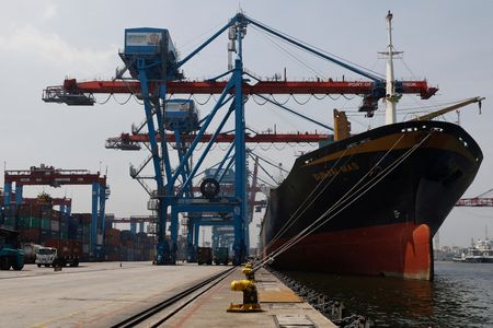 　インドネシアのハルタルト調整相（経済担当）は訪問先のワシントンで、同国が米国から食料や日用品の輸入を増やす一方、現在の輸入元である国からの輸入を減らす考えを示した。インドネシア・ジャカルタのタンジュンプリオク港で２月撮影（２０２５年　ロイター／Willy Kurniawan）