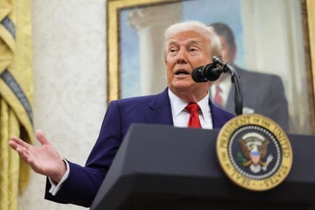 トランプ米大統領は２８日、ハーバード大学は留学生の受け入れ上限を１５％にすべきであり、外国人留学生の現行のリストを米政権に提出する必要があると表明した。（２０２５年　ロイター/Leah Millis）