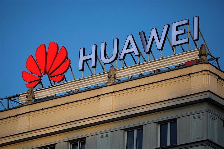 米商務省内で1日、中国の通信機器大手、華為技術（ファーウェイ）を依然として「エンティティー・リスト（EL）」の掲載企業として扱うよう指示する通達が出ていたことが、ロイターの入手した電子メールで明らかになった。写真はワルシャワで6月撮影（2019年　ロイター／Kacper Pempel）