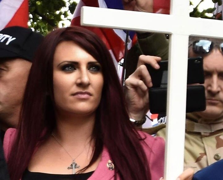 大きな十字架を持ちイスラム教徒に嫌がらせをする「クリスチャン・パトロール」中のフランセン（本人のフェイスブックから）Jayda Fransen/FACEBOOK