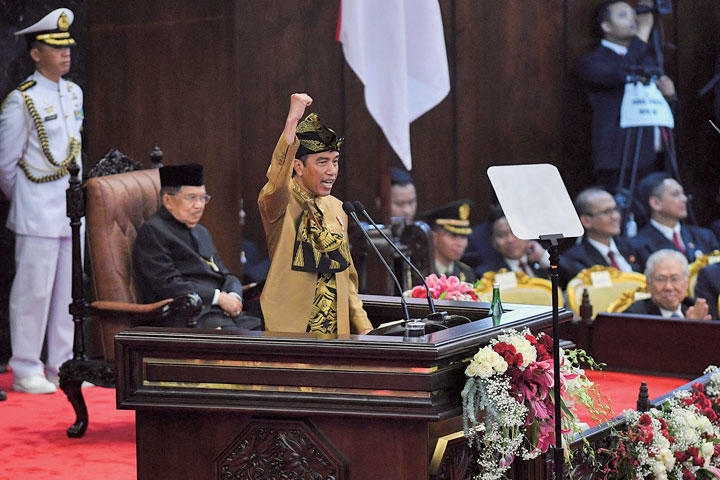 ジョコ大統領（中央）はジャカルタからの首都移転計画を力強く発表したが　SIGID KURNIAWAN-ANTRA FOTO-REUTERS