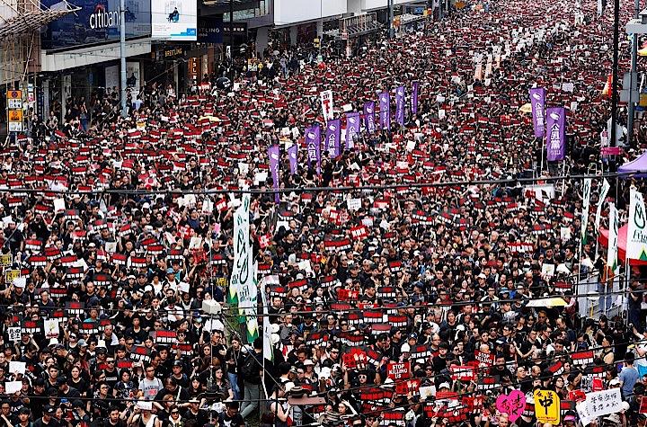 世界有数の「金融ハブ」香港では今月、2度の大規模抗議デモが行われ、中国本土への犯罪容疑者引き渡しを可能にする「逃亡犯条例改正案」の撤回を求める参加者が中心部の通りを埋め尽くした。香港で16日撮影（2019年　ロイター/Tyrone Siu）