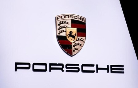 　６月１２日、ドイツ運輸省報道官は、フォルクスワーゲン（ＶＷ）傘下の高級スポーツ車部門ポルシェの排ガス問題について、同省が調査を連邦自動車庁（ＫＢＡ）に指示したことを明らかにした。３月撮影（２０１７年　ロイター/Denis Balibouse）