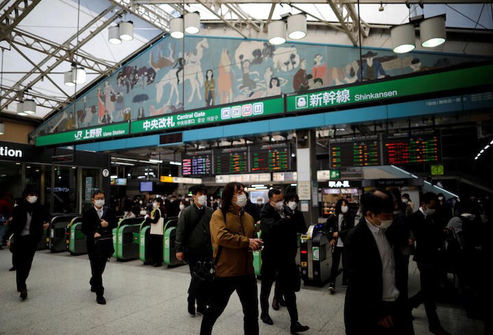 緊急事態宣言の翌日も上野駅はこの人出。ロックダウンが常識の欧米人には驚きの緩さ（4月8日）　Issei Kato-REUTERS