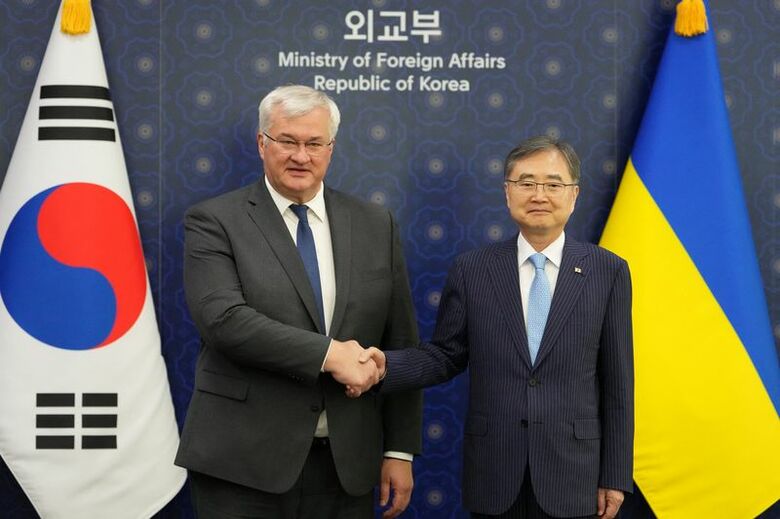 ウクライナのアンドリー・シビハ外相（写真左）と韓国の趙顕外相（写真右）。韓国・ソウルで６月代表撮影。REUTERS
