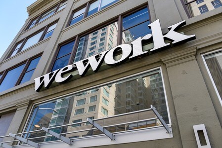 １０月２３日、経営難に陥っている共有オフィス「ウィーワーク」運営会社の米ウィーカンパニーのマルセロ・クラウレ新会長は、創業者アダム・ニューマン氏に多額の支払いを行うことの妥当性を強調するとともに、現在はウィーが破綻する「リスクはゼロ」だと明言した。写真は米サンフランシスコのウィワークのオフィスで９月撮影（２０１９年　ロイター/Kate Munsch）
