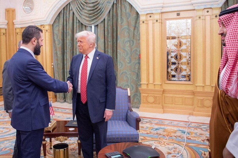 シリアのアル・シャラ暫定大統領と面会する米トランプ大統領。サウジアラビア政府の仲介で実現（5月14日、サウジアラビア・リヤド）　Saudi Press Agency/Handout via REUTERS