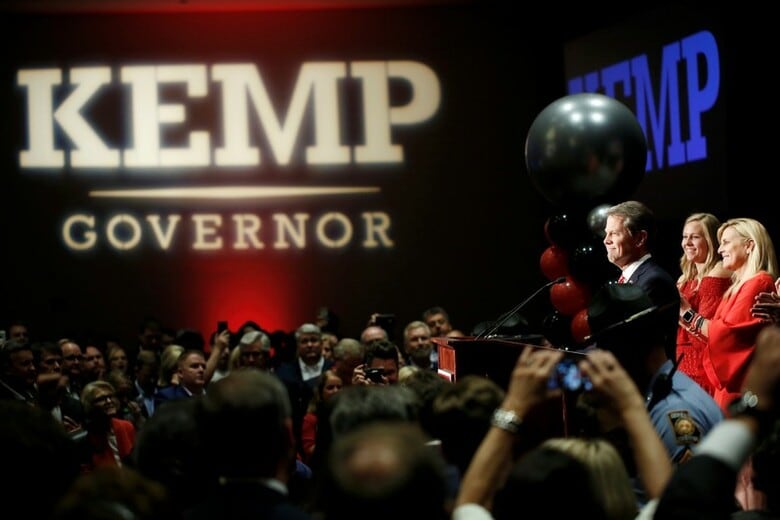 　１１月８日、米中間選挙で注目されたジョージア、フロリダ、アリゾナ各州では、上院選や知事選の開票作業が続いた。写真はジョージア州知事選で勝利宣言した共和党候補のケンプ氏。７日撮影（２０１８年　ロイター/Chris Aluka Berry）