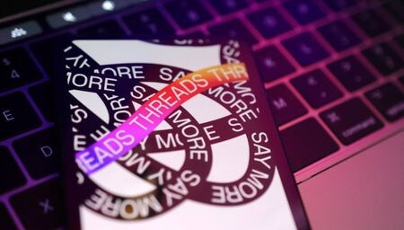 　１１月１３日、フェイスブックを運営する米メタ・プラットフォームズは、来年の早い時期に短文投稿アプリ「Ｔｈｒｅａｄｓ（スレッズ）」に広告を導入する計画だ。写真はスレッズのロゴ。ボスニア・ヘルツェゴビナのゼニツァで昨年７月撮影（２０２４　ロイター／Dado Ruvic）