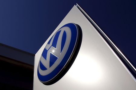 　１０月３日、独ＶＷの排ガス不正問題は、ディーゼル車に傾注してきた欧州自動車業界を直撃。長期的に、競合他社は当事者であるＶＷよりも大きな後退を余儀なくされる可能性がある。写真はＶＷのロゴ。豪州シドニー郊外で撮影（２０１５年　ロイター/David Gray）