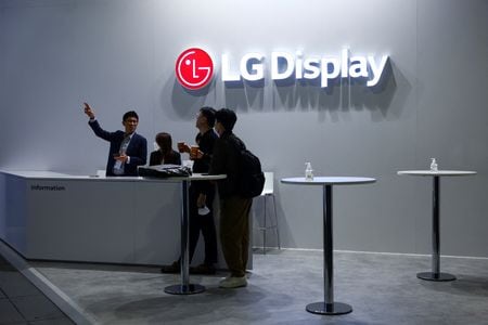 　韓国のＬＧディスプレーが２７日発表した昨年第４・四半期決算は、営業損益が８７６０億ウォン（７億１１１３万ドル）の赤字となり、過去最大の営業赤字を記録した。ベルリンの展示会で昨年９月撮影（２０２３年　ロイター／Lisi Niesner）