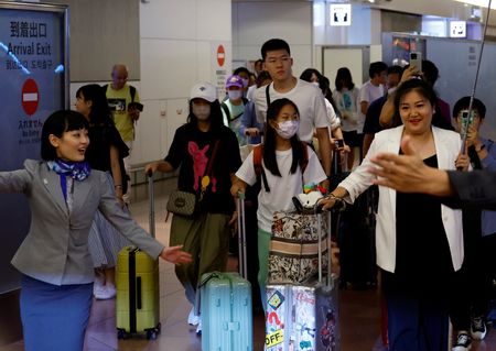 　中国人団体旅行の解禁により、日本の観光業界ではコロナ禍で落ち込んだインバウンド消費の回復が期待されている。だが、コロナ流行前と今では状況が違う。写真は全日本空輸（ＡＮＡ）を利用した、解禁後初の中国人ツアー客の一行。羽田空港で８月２３日撮影（２０２３年　ロイター/Kim Kyung-Hoon）