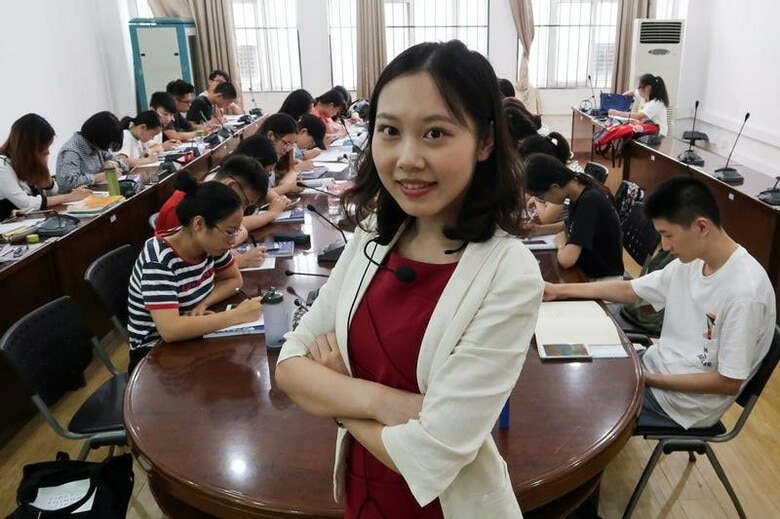 １０月１７日、民主化運動が弾圧された天安門事件以降に生まれ、空前の経済成長下でほとんどが一人っ子として育ち、近年で最も強力な指導者、習近平氏が権力に就く時に成人した──。彼らを、中国の「バブル世代」と呼ぼう。写真は英語講師のFu Shiweiさん。武漢で９月撮影（２０１７年　ロイター/John Ruwitch）