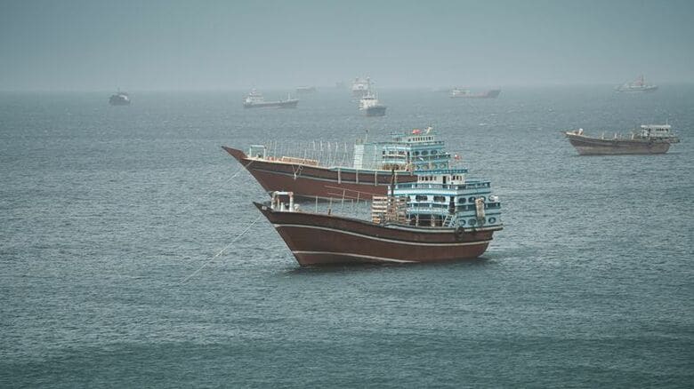 ホルムズ海峡を航行する船舶。オマーン・ムサンダムで２０日撮影。REUTERS/Stringer