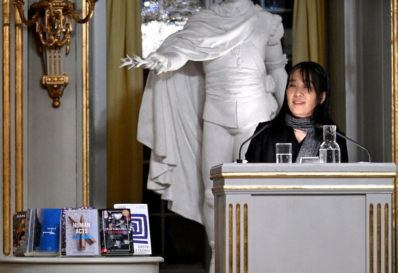 スウェーデン・アカデミーで講演するハン・ガン　REUTERS