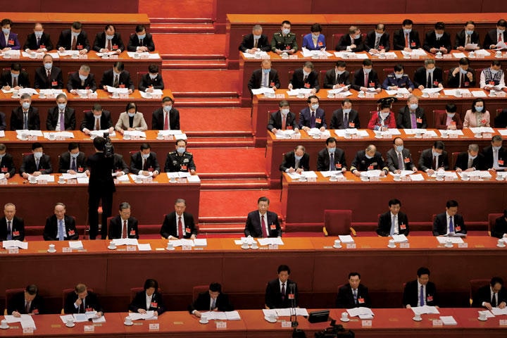 習近平（中央）の下、中国政府は全てをアメリカのせいにしているが　CARLOS BARRIA-REUTERS